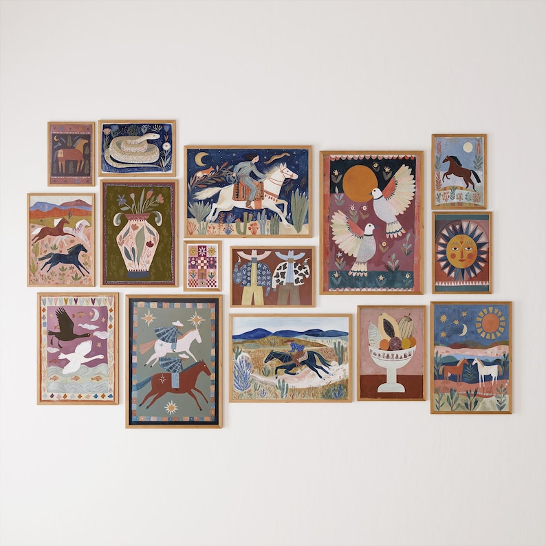 Op de afbeelding: Een verzameling ingelijste kunstprints met folk art illustraties. Het kunstwerk bevat afbeeldingen van paarden, vogels en andere figuren in een kleurrijke, grillige stijl. De frames zijn van natuurlijk hout en de prints zijn op een witte muur geplaatst.