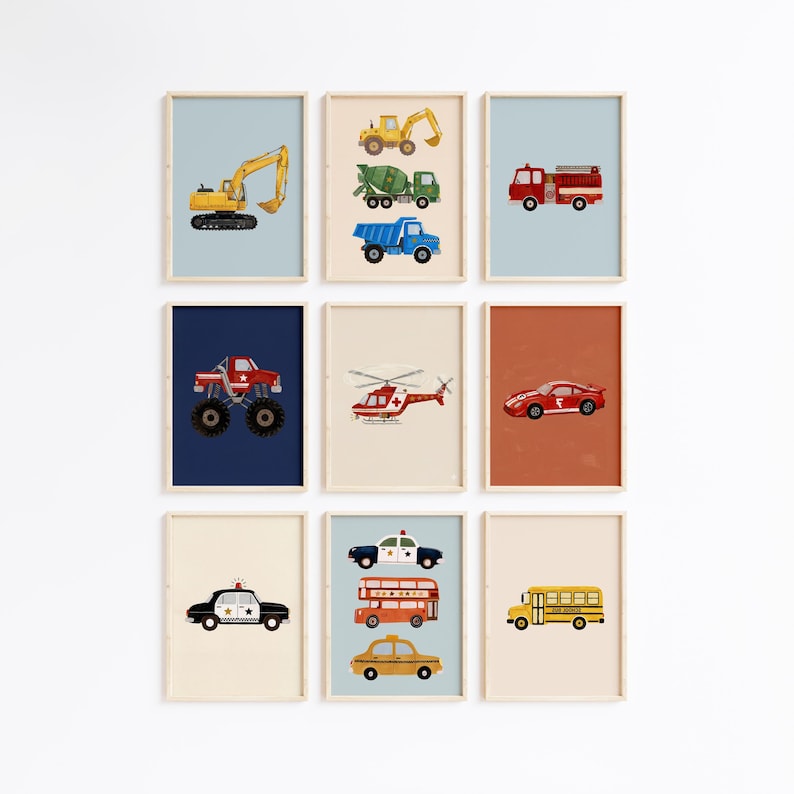Pu&ograve; includere: Nove stampe incorniciate raffiguranti vari veicoli. Le stampe includono un escavatore giallo, una betoniera verde, un autocarro blu, un'autopompa rossa, un monster truck rosso, un elicottero rosso, un'auto sportiva rossa, un'auto della polizia bianca e nera, un autobus arancione e uno scuolabus giallo.