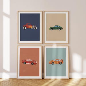 Pu&ograve; includere: Quattro stampe artistiche incorniciate con illustrazioni di auto d'epoca. Le stampe mostrano un hot rod rosso con fiamme, un'auto sportiva verde, un'auto da corsa rossa con il numero 7 e un'auto arancione con fiamme. Ogni auto &egrave; ambientata su uno sfondo di colore diverso.
