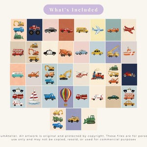 Pu&ograve; includere: Una collezione di illustrazioni colorate di vari veicoli, tra cui auto, camion, aerei e macchinari edili, disposti su uno sfondo chiaro. Il testo "What's Included" &egrave; in alto. L'opera d'arte &egrave; originale e protetta da copyright.