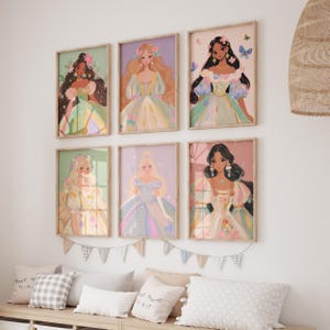 Pode incluir: Seis impressões artísticas emolduradas com ilustrações de princesas em vestidos coloridos. A obra de arte tem uma paleta de cores pastel suave com detalhes como borboletas e detalhes florais. As impressões são exibidas acima de um banco com almofadas.