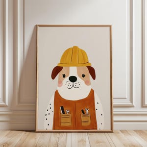 Puede incluir: Una impresión enmarcada que presenta un perro de dibujos animados con un casco de construcción amarillo y un chaleco naranja con herramientas. El perro tiene orejas y manchas marrones y una cara blanca. El fondo es de color beige claro.