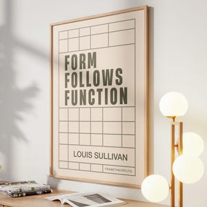 Könnte beinhalten: Ein gerahmter Druck mit dem Text "FORM FOLLOWS FUNCTION" in einer fetten, dunklen Schrift. Der Druck hat ein Rasterdesign und den Namen "LOUIS SULLIVAN" am unteren Rand. Der Rahmen ist hellbraun, und der Druck wird an einer weißen Wand angezeigt.