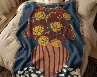 Geweven deken met bloemenmotief, blauwe jacquard plaid, katoenen deken met botanische details, modern bloemenwandtapijt, door een kunstenaar ontworpen woondecoratie