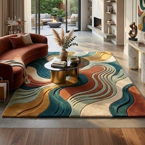 Puede incluir: Salón moderno con un sofá curvo color óxido, una alfombra con diseño de olas en tonos turquesa, naranja y amarillo, y una mesa de centro con tapa de cristal. La habitación es luminosa y tiene vistas a un patio exterior.