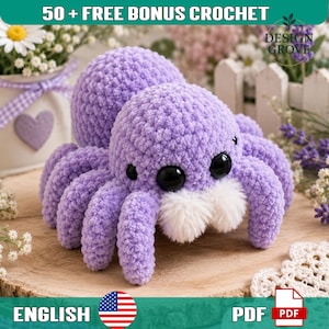 Puede incluir: Una araña de ganchillo lavanda hecha a mano con ojos negros y un pecho blanco y esponjoso. La araña se exhibe sobre una superficie de madera con flores en el fondo. La imagen incluye el texto "50 + FREE BONUS CROCHET" y "ENGLISH".