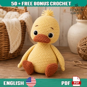 Op de afbeelding: Een geel gehaakt eendje met een textuur, voorzien van een donkeroranje snavel en voeten, zwarte ronde ogen en een klein plukje garen op het hoofd. De tekst 50 + FREE BONUS CROCHET en DESIGN GROVE is zichtbaar in de afbeelding.
