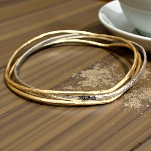 Set di bracciali martellati fatti a mano: bracciali in metallo misto oro e argento