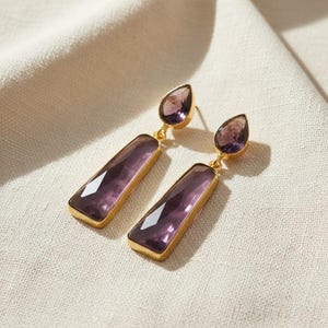 Pendientes colgantes de amatista: chapados en oro de 18 quilates, joyería artesanal.