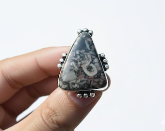 Anello con pietra preziosa Fossil Cadochon e dettagli in argento riempito: un pezzo naturale ed elegante