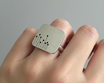 シルバーフィルドのエッチング加工スクエアリング – ミニマルなディテールを施したモダンな幾何学デザイン – 調節可能なリング