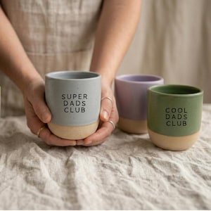 Papa Tasse 230 ml – Hot, Tired, Super, Wild oder Cool Dads Club | Keramiktasse in 4 Farben | Lustiges Geschenk für Paps/ Eltern