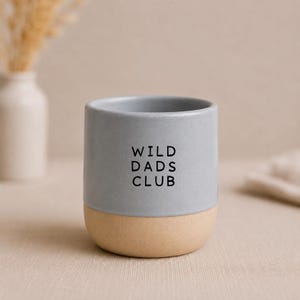 Papa Tasse 230 ml – Hot, Tired, Super, Wild oder Cool Dads Club | Keramiktasse in 4 Farben | Lustiges Geschenk für Paps/ Eltern Grau