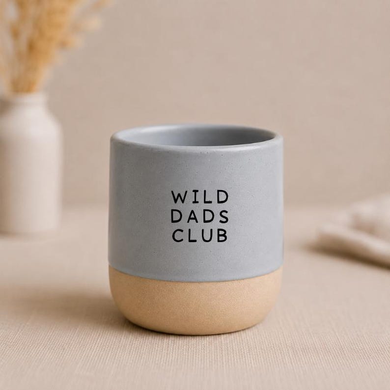 Papa Tasse 230 ml – Hot, Tired, Super, Wild oder Cool Dads Club | Keramiktasse in 4 Farben | Lustiges Geschenk für Paps/ Eltern Grau
