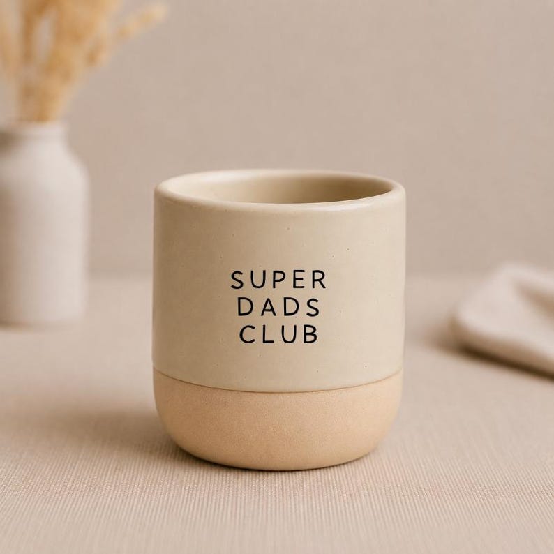 Papa Tasse 230 ml – Hot, Tired, Super, Wild oder Cool Dads Club | Keramiktasse in 4 Farben | Lustiges Geschenk für Paps/ Eltern Beige