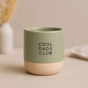 Papa Tasse 230 ml – Hot, Tired, Super, Wild oder Cool Dads Club | Keramiktasse in 4 Farben | Lustiges Geschenk für Paps/ Eltern Grün