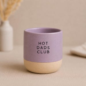 Papa Tasse 230 ml – Hot, Tired, Super, Wild oder Cool Dads Club | Keramiktasse in 4 Farben | Lustiges Geschenk für Paps/ Eltern Lila