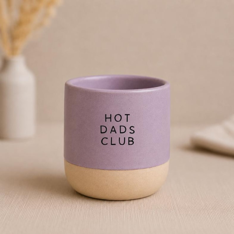 Papa Tasse 230 ml – Hot, Tired, Super, Wild oder Cool Dads Club | Keramiktasse in 4 Farben | Lustiges Geschenk für Paps/ Eltern Lila