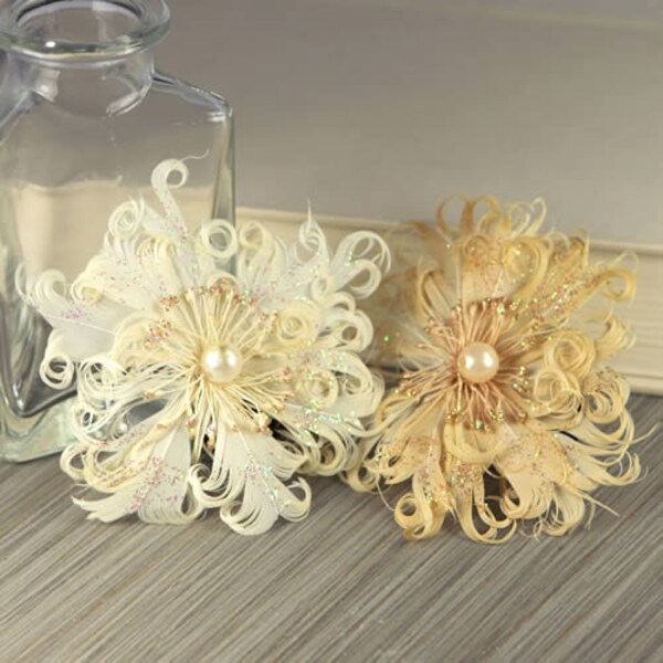 2 ivory Cream Feder Blumen - fashioned Le Coque Pearl 552817 - exotischen Federn in Blüten mit Perle Zentrum - Elfenbein Creme