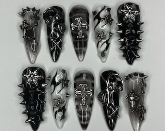 Gothic Press On Nails: zwarte punkrock 3D-kruis en -spikes