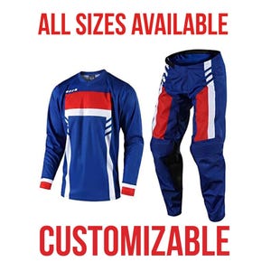 Puede incluir: Conjunto de camiseta y pantalón de motocross azul y rojo. La camiseta de manga larga tiene una franja roja y blanca en el pecho. Los pantalones tienen detalles en rojo y blanco. El texto dice "TODAS LAS TALLAS DISPONIBLES" y "PERSONALIZABLE".