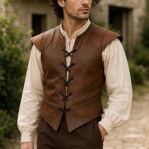 Peut inclure: Un gilet sans manches marron avec un laçage frontal en cordon noir, porté sur une chemise à manches longues couleur crème à col officier et un pantalon marron foncé. Le gilet présente des épaules structurées et un ourlet pointu.
