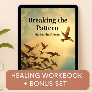 Op de afbeelding: Een digitale werkmap getiteld "Trauma Healing Workbook" met de tekst "Breaking the Pattern" en de naam van de auteur, Marixandra Foonen. De omslag toont een vlucht vogels in de lucht tegen een zonsonderganghemel. Inclusief een bonusset en een digitale helingsgids.
