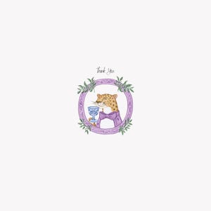 K&ouml;nnte beinhalten: Eine kreisf&ouml;rmige Illustration eines Leoparden mit violetter Fliege und Jacke, der einen blau-wei&szlig; gemusterten Kelch h&auml;lt. Der Leopard ist von einem violetten ovalen Rahmen mit gr&uuml;nen Bl&auml;ttern umgeben, dar&uuml;ber steht der Text Thank You.