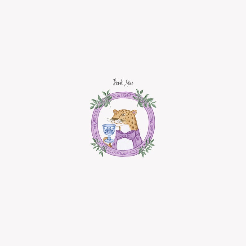 K&ouml;nnte beinhalten: Eine kreisf&ouml;rmige Illustration eines Leoparden mit violetter Fliege und Jacke, der einen blau-wei&szlig; gemusterten Kelch h&auml;lt. Der Leopard ist von einem violetten ovalen Rahmen mit gr&uuml;nen Bl&auml;ttern umgeben, dar&uuml;ber steht der Text Thank You.