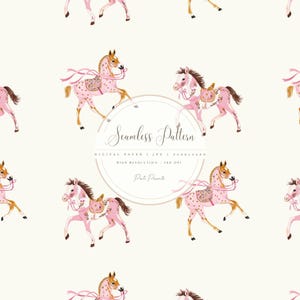 Könnte beinhalten: Nahtloses Muster mit Aquarellillustrationen von rosa Pferden mit braunen Mähnen und Sätteln. Die Pferde sind mit Bändern geschmückt und vor einem cremefarbenen Hintergrund platziert. Der Text "Seamless Pattern" befindet sich in der Mitte.