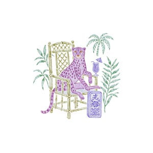 K&ouml;nnte beinhalten: Eine Aquarellillustration eines violetten Leoparden mit Flecken, der auf einem Bambusstuhl sitzt, begleitet von einem tropischen Cocktail mit kleinem Schirm, Palmenbl&auml;ttern und einer rechteckigen violetten Fliese mit Blumenmustern und chinesischem Text.