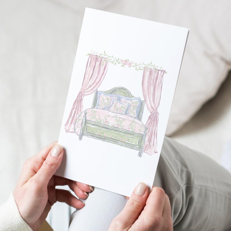 Puede incluir: Ilustraci&oacute;n a la acuarela de una cama con ropa de cama floral rosa, almohadas y cortinas drapeadas. El marco de la cama es verde y las cortinas son de un rosa suave. Una guirnalda floral est&aacute; sobre la cama.