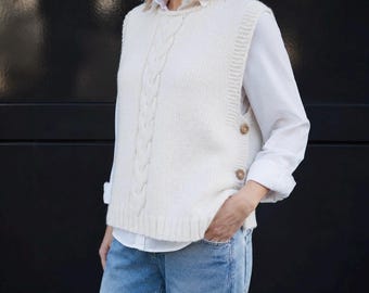 Einfache Strickanleitung für eine Zopfmusterweste | Ärmelloser Damenpullover mit seitlichen Knöpfen (PDF)