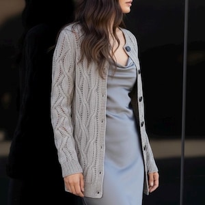 Può includere: Cardigan grigio chiaro a maniche lunghe con motivo a trecce. Il cardigan ha una chiusura a bottoni sul davanti e uno scollo tondo. Le maniche sono lunghe e aderenti. Il cardigan è realizzato in morbido materiale a maglia.