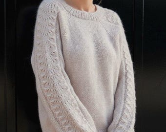 Wzór na sweter raglanowy z koronkowymi rękawami | Bezszwowy sweter robiony od góry (wzór PDF, S-3XL)