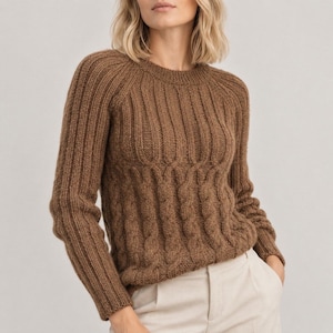 Peut inclure: Un pull marron à manches longues présentant un motif en tricot côtelé sur la partie supérieure et les manches, passant à un motif en tricot torsadé vertical sur le bas du corps, avec une encolure ronde et une coupe ajustée.