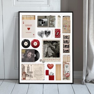 Può includere: Un collage incorniciato con vari ricordi. Include una fotocamera digitale, un medaglione a forma di cuore, carte da gioco, un disco in vinile e una scatola di fiammiferi con la scritta "dream came true forever..." e la data 10.08.2020.