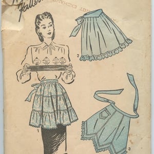 Könnte beinhalten: Vintage-Schnittmuster für eine blaue Schürze mit Rüschen am Saum. Das Schnittmuster ist für die Größen 16-18 und trägt die Aufschrift "25¢ Advance Pattern".