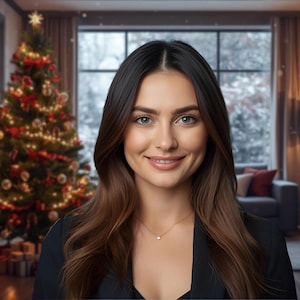 Peut inclure: Une femme aux longs cheveux bruns sourit devant un sapin de Noël décoré de lumières et d'ornements. L'arrière-plan montre un salon confortable avec une vue enneigée par la fenêtre, suggérant un thème de vacances festives.