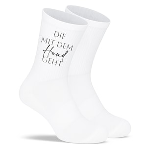 Socken „Die mit dem Hund geht“ – Lustige Hunde-Socken für Frauen | Geschenk für Hundeliebhaberinnen | Tiermotiv aus Bio-Baumwolle