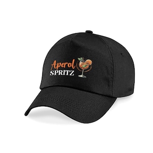 Op de afbeelding: Zwarte baseballcap met de woorden "Aperol SPRITZ" in oranje en wit, en een cocktailillustratie. De cap heeft een gebogen klep en een knoop aan de bovenkant.