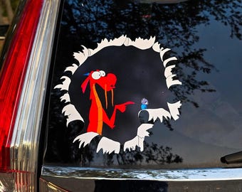 Könnte beinhalten: Ein farbenfroher Vinyl-Aufkleber mit einem roten Drachen, der auf eine kleine blaue Figur zeigt. Das Design befindet sich vor einem schwarzen Hintergrund mit einem zerrissenen Papiereffekt, geeignet für Autofenster.
