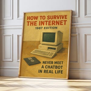 Puede incluir: Un póster enmarcado con una ilustración de ordenador retro. El texto del póster dice "HOW TO SURVIVE THE INTERNET 1987 EDITION" y "NEVER MEET A CHATBOT IN REAL LIFE". La obra de arte presenta un ordenador vintage, un teclado y un disquete.