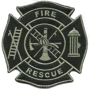 Può includere: Una toppa ricamata nera e verde oliva a forma di croce di Malta. La toppa presenta il testo FIRE e RESCUE, con un emblema centrale che raffigura un casco da vigile del fuoco, una scala, un'ascia e un idrante sul lato destro.