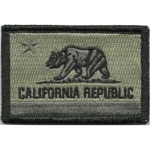 Könnte beinhalten: Ein rechteckiger, bestickter Aufnäher in Olivgrün und Schwarz mit einer stilisierten Bärengrafik, einem einzelnen Stern und dem Text CALIFORNIA REPUBLIC in fetten Großbuchstaben. Der Aufnäher hat einen dicken schwarzen Rand und eine strukturierte Oberfläche.