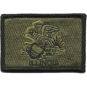 Op de afbeelding: Een rechthoekige olijfgroene geborduurde patch met een zwarte rand. Het ontwerp toont een centrale adelaar op een tak met een slang in de snavel, een opkomende zon en het woord ILLINOIS gestikt in donker garen onderaan in het midden.