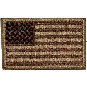 Op de afbeelding: Een rechthoekige geborduurde patch met de vlag van de Verenigde Staten in een monochroom kleurenschema van beige en donkerbruin. Het ontwerp bevat het sterrenveld en de horizontale strepen, uitgevoerd met dicht en gestructureerd stikwerk.