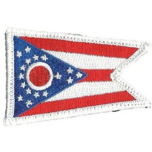 Puede incluir: Un parche bordado en forma de banderín con el diseño de la bandera del estado de Ohio. El parche presenta un triángulo azul a la izquierda con un círculo blanco y diecisiete estrellas blancas, seguido de franjas horizontales rojas y blancas.