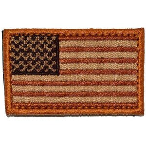 Op de afbeelding: Een rechthoekige geborduurde patch met de vlag van de Verenigde Staten in een monochroom kleurenschema van donkerbruin en beige. Het ontwerp bevat een donkerbruin kanton met beige sterren en afwisselende horizontale strepen.