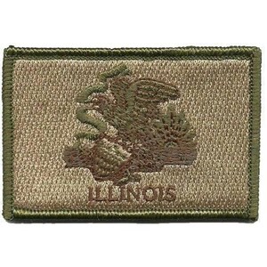 Peut inclure: Un écusson rectangulaire brodé en vert olive et beige représentant le sceau de l'État de l'Illinois. L'écusson montre un aigle perché sur un rocher avec le mot ILLINOIS brodé en lettres capitales en bas, bordé d'une bordure vert foncé.